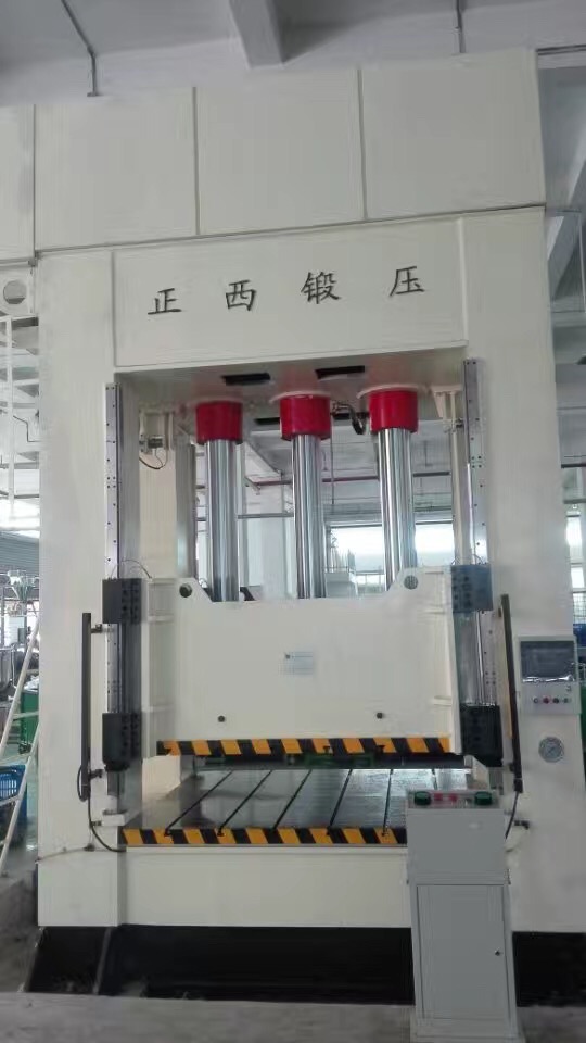 此批設(shè)備為重慶客戶(hù)一次性向我公司訂購(gòu)的機(jī)器，在所有公司員工的努力下，我們?cè)谝?guī)定的時(shí)間內(nèi)向客戶(hù)交貨并調(diào)試完成。