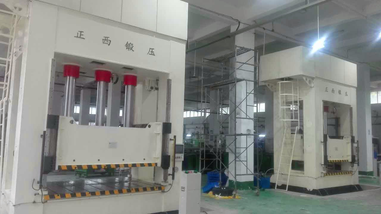 此批設(shè)備為重慶客戶(hù)一次性向我公司訂購(gòu)的機(jī)器，在所有公司員工的努力下，我們?cè)谝?guī)定的時(shí)間內(nèi)向客戶(hù)交貨并調(diào)試完成。