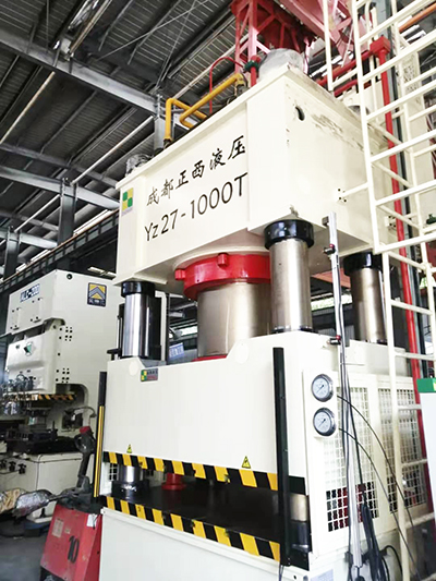 山東淄博液壓機(jī)客戶(hù)定制的1000噸小平面四柱液壓機(jī)