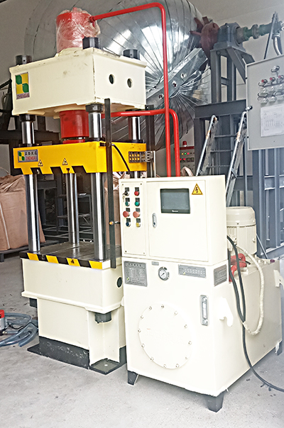 液壓機(jī)定制客戶定制的200噸四柱壓力機(jī)由液壓機(jī)供應(yīng)商成都正西液壓機(jī)供應(yīng)，圓滿交貨！