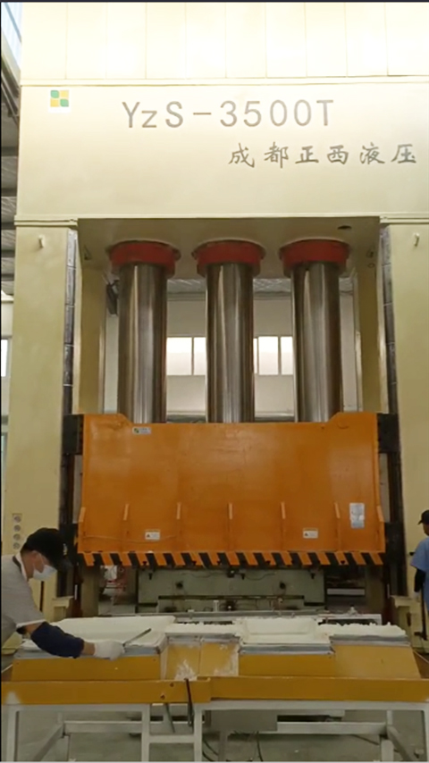 山東淄博液壓機(jī)需求客戶定制的3500噸框架液壓機(jī)圓滿交貨了，祝賀！